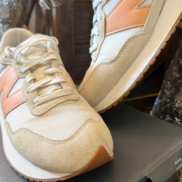 New Balance 237 V1 Women's Beige and Orange Sneakers Sz 10 - Picture 2 of 12